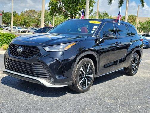 Midnight Black Metallic 2022 Toyota Highlander XSE