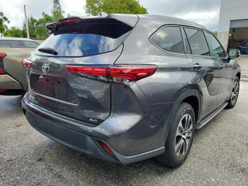 Magnetic Gray Metallic 2023 Toyota Highlander XLE