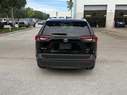 Ice Cap 2025 Toyota RAV4 XLE