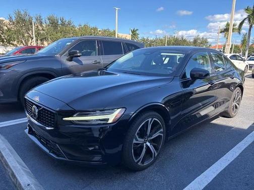 2024 Volvo S60 B5 Plus Dark Theme