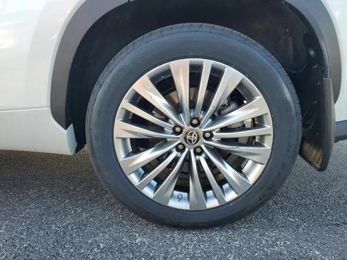 2023 Toyota Highlander Hybrid Platinum