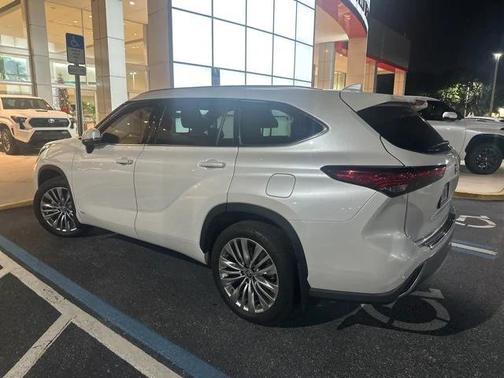 2023 Toyota Highlander Hybrid Platinum