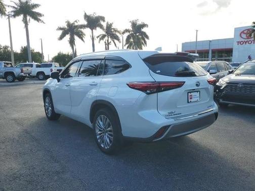 2023 Toyota Highlander Hybrid Platinum