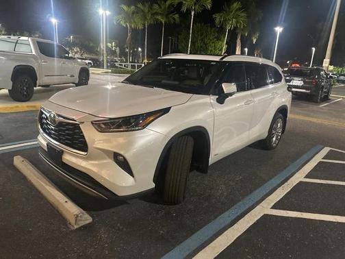 2023 Toyota Highlander Hybrid Platinum