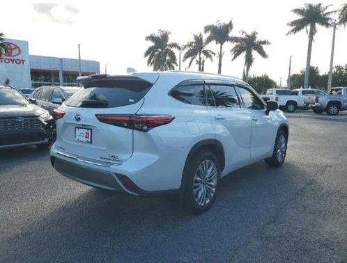 2023 Toyota Highlander Hybrid Platinum