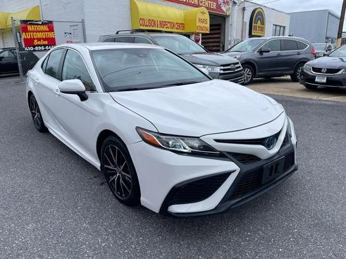 Super White 2021 Toyota Camry Hybrid SE CVT (Natl)