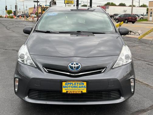 Photo 3 of 32 of 2013 Toyota Prius v Five