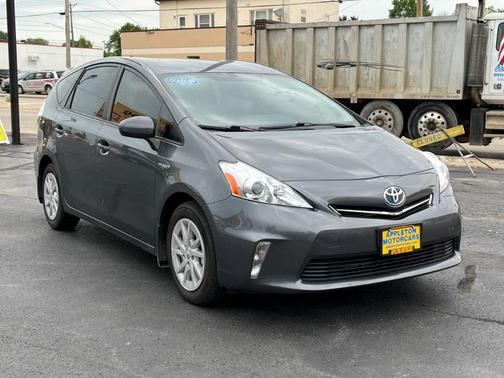 Photo 4 of 32 of 2013 Toyota Prius v Five