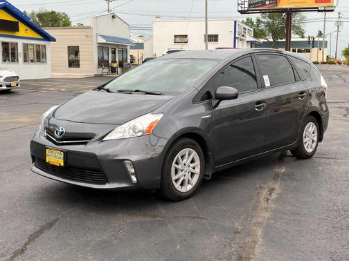 Photo 2 of 32 of 2013 Toyota Prius v Five