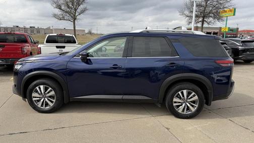 2022 Nissan Pathfinder SL