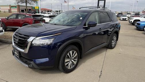 2022 Nissan Pathfinder SL