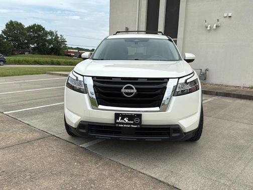 White 2022 Nissan Pathfinder SV