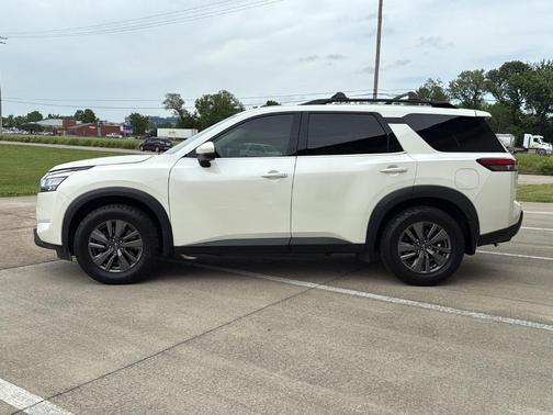 White 2022 Nissan Pathfinder SV
