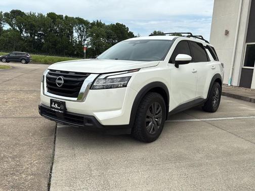 White 2022 Nissan Pathfinder SV