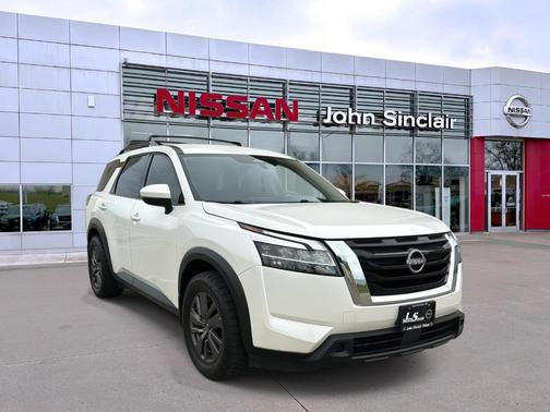 White 2022 Nissan Pathfinder SV