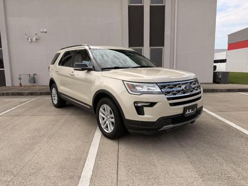Platinum Dune Metallic 2018 Ford Explorer XLT