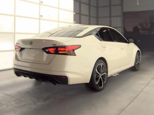 Pearl White Tri-Coat 2025 Nissan Altima SR