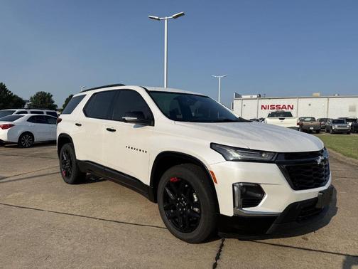 Iridescent Pearl Tricoat 2023 Chevrolet Traverse Premier