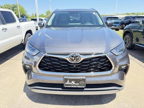 Magnetic Gray Metallic 2021 Toyota Highlander Platinum