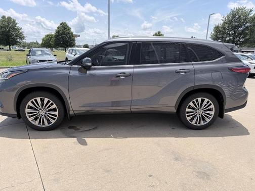 Magnetic Gray Metallic 2021 Toyota Highlander Platinum
