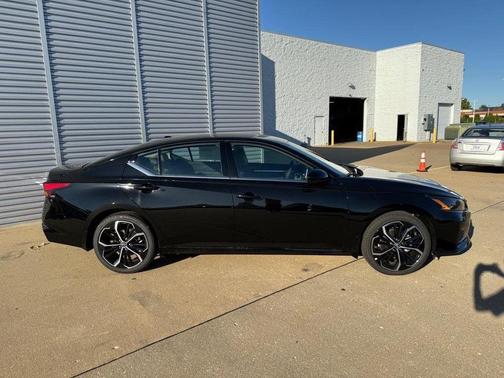 2025 Nissan Altima SR