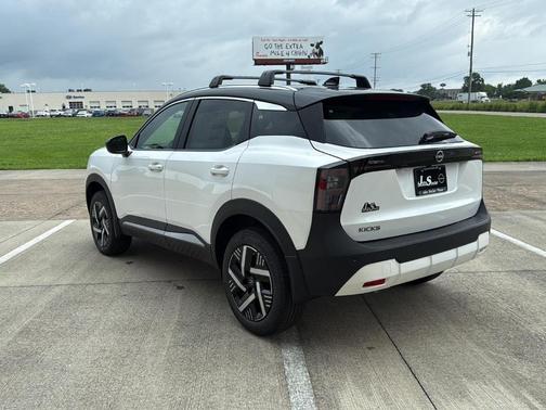 Aspen White Tricoat 2026 Nissan Kicks SV
