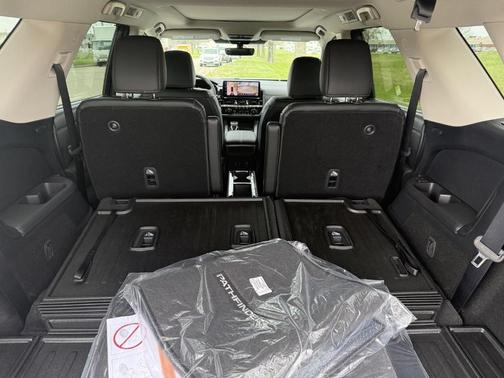 White / Black 2026 Nissan Pathfinder Platinum