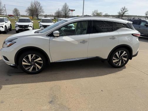 White 2017 Nissan Murano Platinum