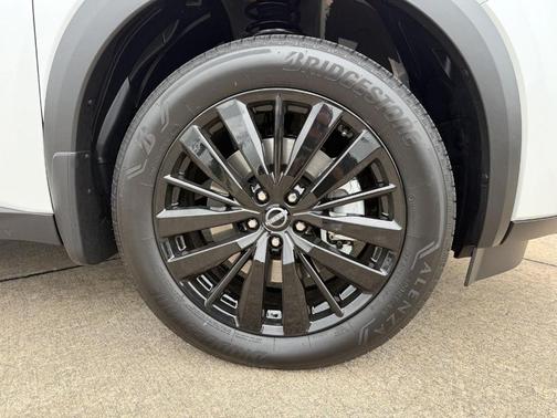 White / Black 2025 Nissan Pathfinder Platinum