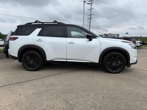 White / Black 2025 Nissan Pathfinder Platinum