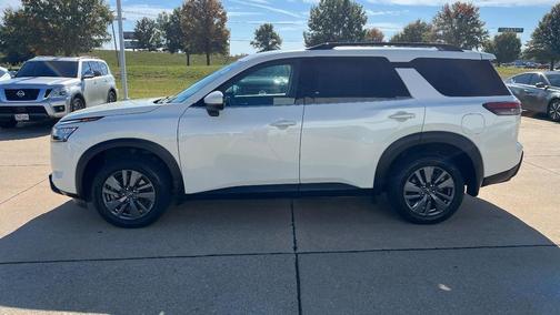 2022 Nissan Pathfinder SV