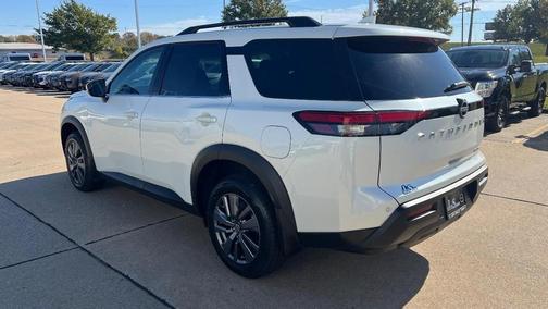 2022 Nissan Pathfinder SV