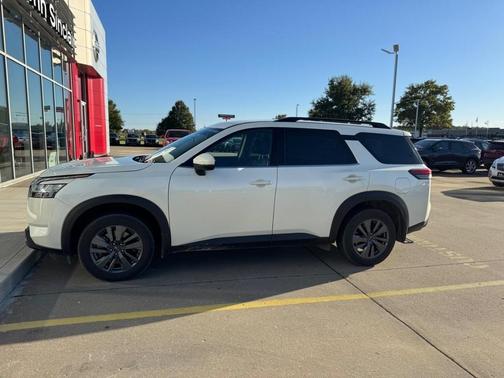 2022 Nissan Pathfinder SV