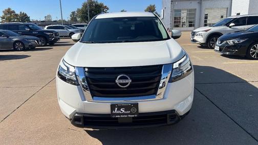 2022 Nissan Pathfinder SV