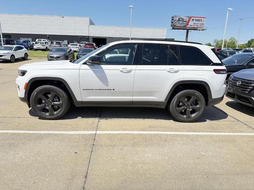 Bright White Clearcoat 2024 Jeep Grand Cherokee Laredo