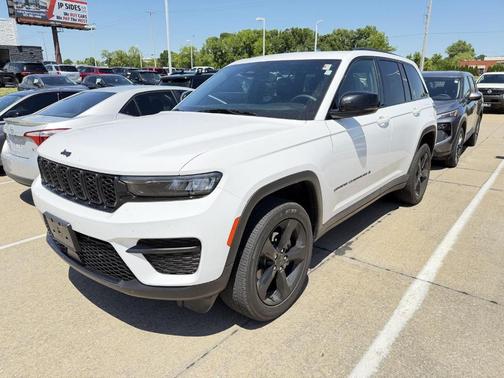 Bright White Clearcoat 2024 Jeep Grand Cherokee Laredo