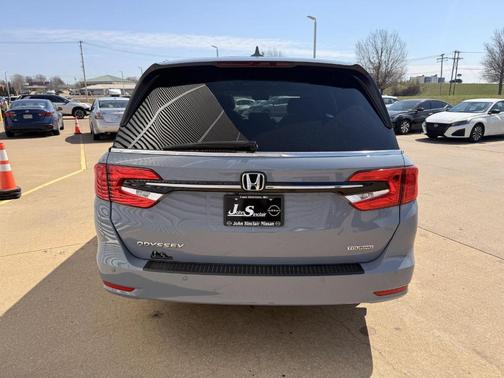 Sonic Gray Pearl 2024 Honda Odyssey Touring