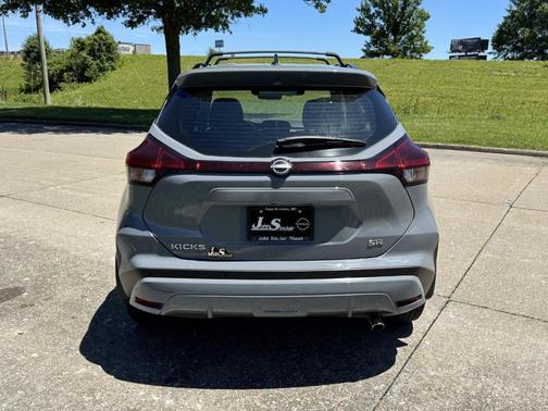 Boulder Gray Metallic 2024 Nissan Kicks SR