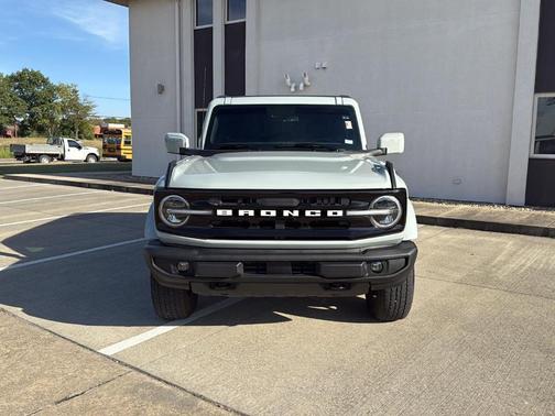Cactus Green / Gray 2024 Ford Bronco Outer Banks