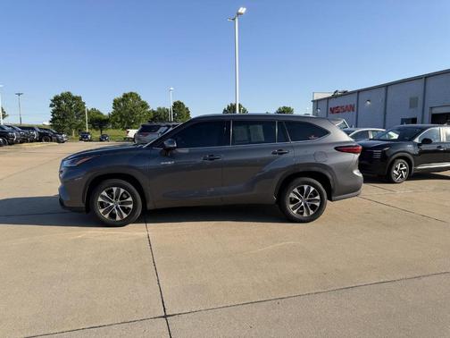Magnetic Gray Metallic 2021 Toyota Highlander Hybrid XLE