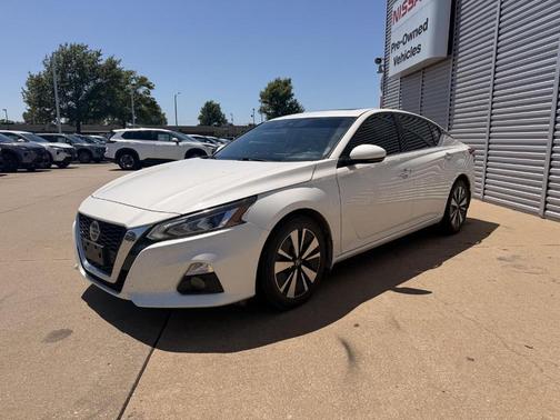 White 2021 Nissan Altima 2.5 SL