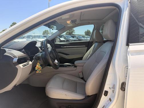 White 2021 Nissan Altima 2.5 SL