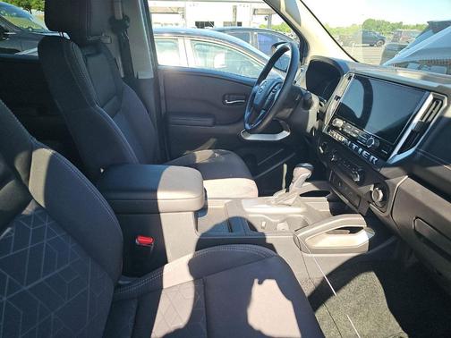 Super Black 2025 Nissan Frontier SV