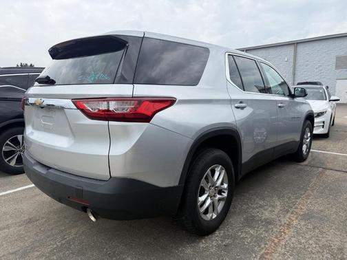 Silver Ice Metallic 2018 Chevrolet Traverse LS