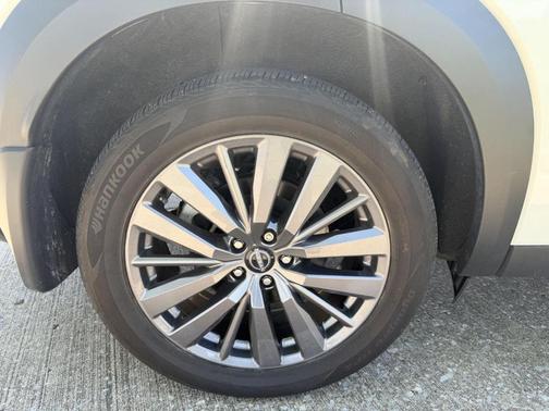 2 Tone White / Black Roof 2023 Nissan Pathfinder SL