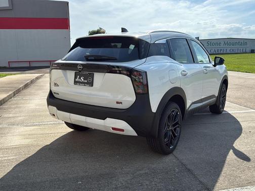 Aspen White Tricoat 2026 Nissan Kicks SR
