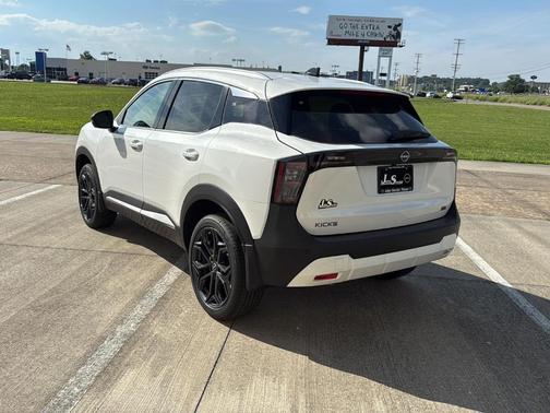 Aspen White Tricoat 2026 Nissan Kicks SR