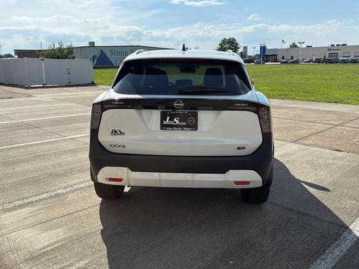 Aspen White Tricoat 2026 Nissan Kicks SR