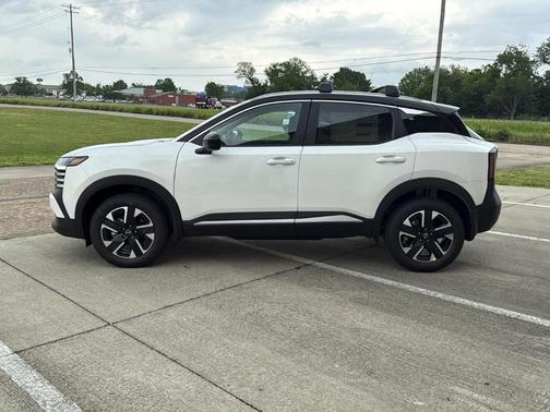 2t Wht Blk Roof 2026 Nissan Kicks SV