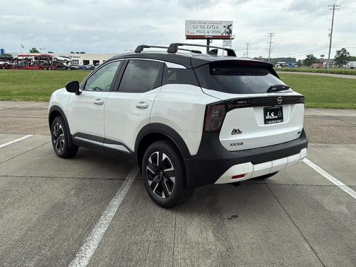 2t Wht Blk Roof 2026 Nissan Kicks SV